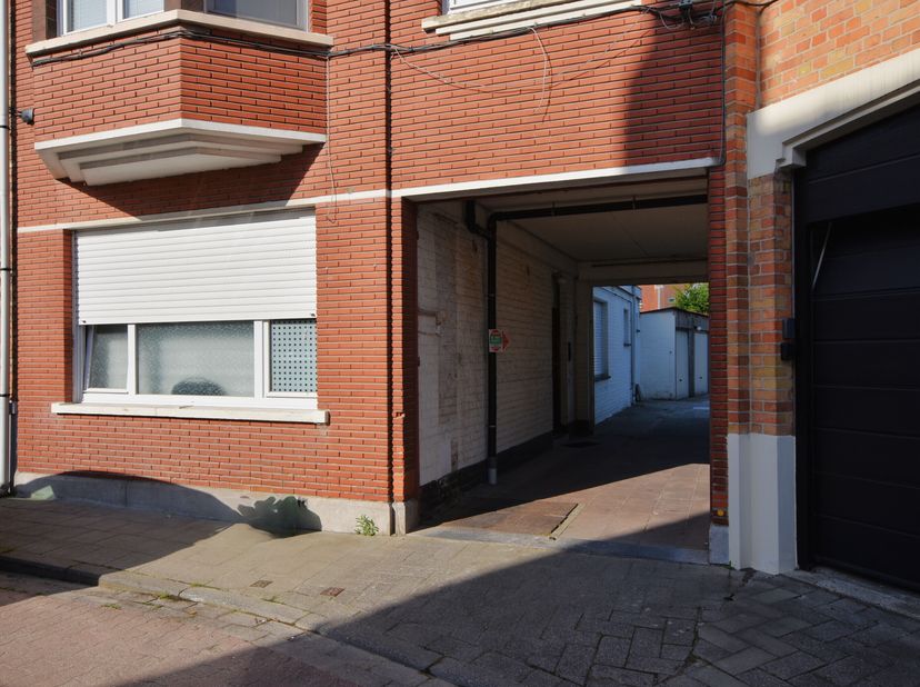 Garagebox te huur in Assebroek  onmiddellijk beschikbaar! Op zoek naar een veilige garagebox? Deze standaardgaragebox met kantelpoort is ideaal gelege