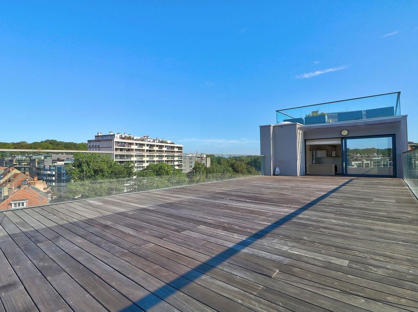 Val-Duchesse – Superbe appartement de ±115 m² avec exceptionnelle terrasse de ±100 m²<br />
<br />
Spacieux et lumineux séjour de ±45 m² avec parquet<