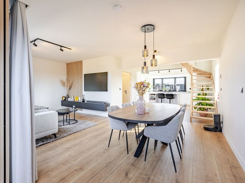 Topper! Instapklaar duplexappartement met garagebox!<br />
Dit appartement is rustig gelegen en toch vlot bereikbaar, en vlakbij handel en scholen!<br