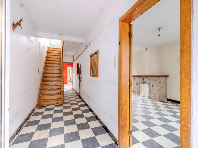 Deels verder af te werken/renoveren woning centrum Geel.<br />
<br />
De gelijkvloers heeft nog geen renovatie ondergaan, de bovenverdieping deels w