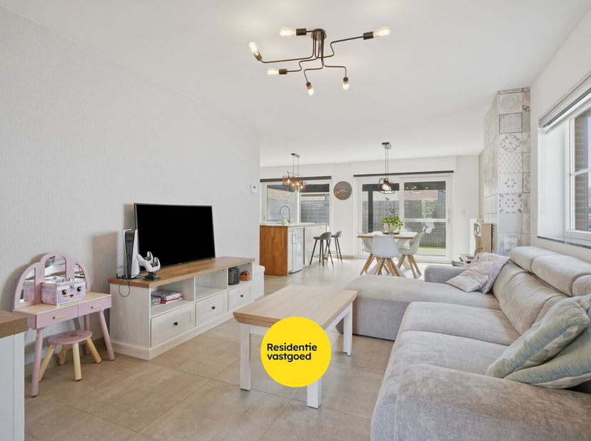 Recente (2020) halfopen woning op 112m² te Nieuwpoort-Stad.<br />
Deze ruime en moderne woning biedt alles wat u nodig heeft voor comfortabel en stijl