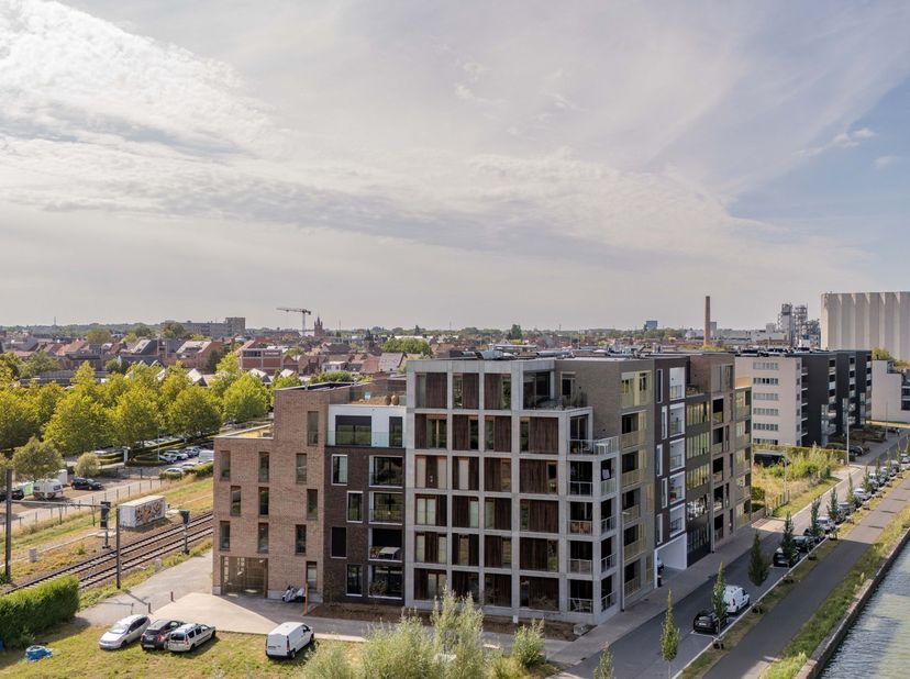 SCHRIJF JE NU IN VOOR DE BEZOEKDAG OP 19/09/2026<br />
<br />
Welkom in deze schitterende penthouse, gelegen op de vijfde verdieping van een modern ge