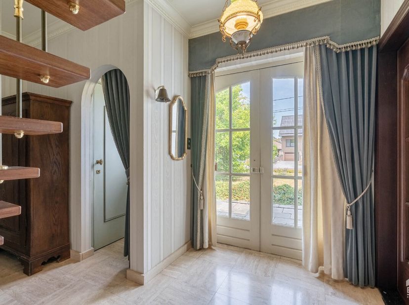 e te renoveren woning biedt heel wat potentieel voor wie ruimte zoekt en volledig naar eigen smaak wil moderniseren.Voor meer info ga naar https://www