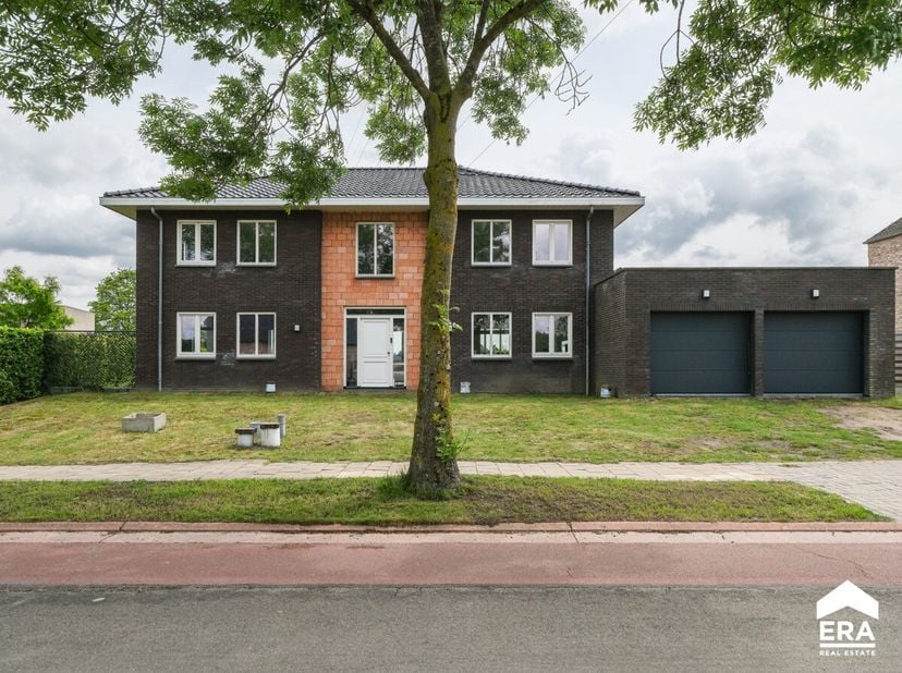 Deze indrukwekkende villawoning biedt een bewoonbare oppervlakte van 359m² en beschikt over maar liefst 4 ruime slaapkamers, ideaal voor grote gezinne