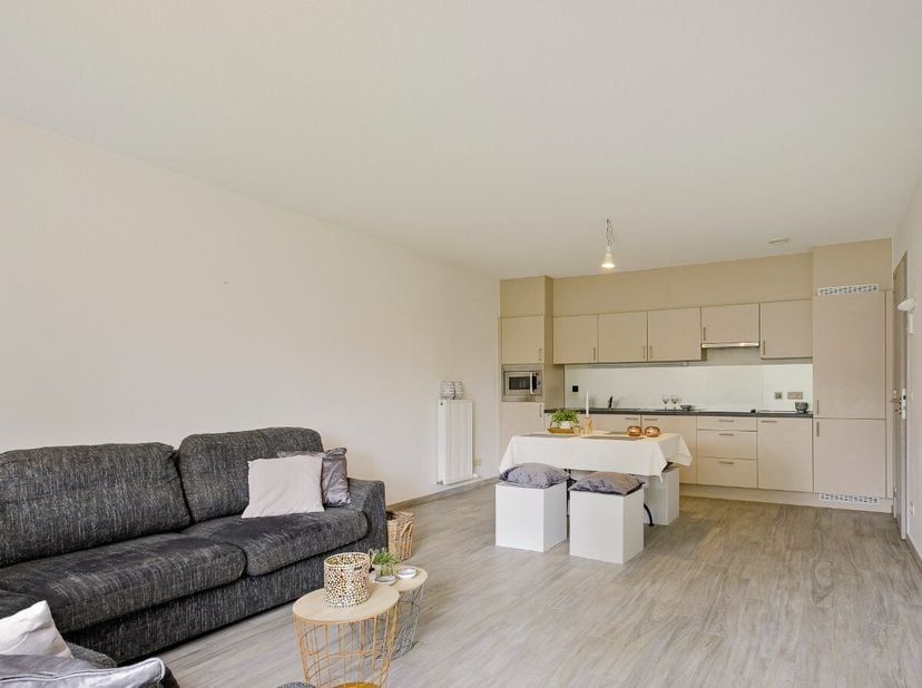 Mooi 1-slaapkamerappartement met terras te huur in Geel:Indeling: Inkomhal, apart toilet, wasplaats/berging, woonkamer met open keuken, terras, slaapk