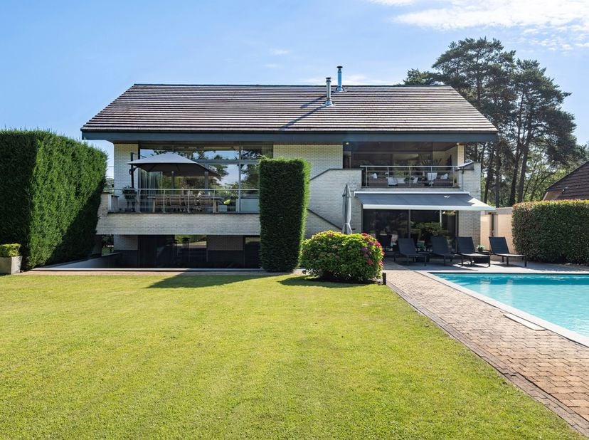 Exclusieve split-levelvilla met 5 slaapkamers, zwembad en prachtig aangelegde tuin<br />
Wie op zoek is naar een woning met karakter, uitzonderlijke v