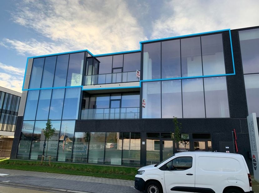 Instapklare kantoorruimte te koop van 236 m² . Het kantoor situeert zich op de 2de verdieping en beschikt over een ruime hoeveelheid natuurlijk licht