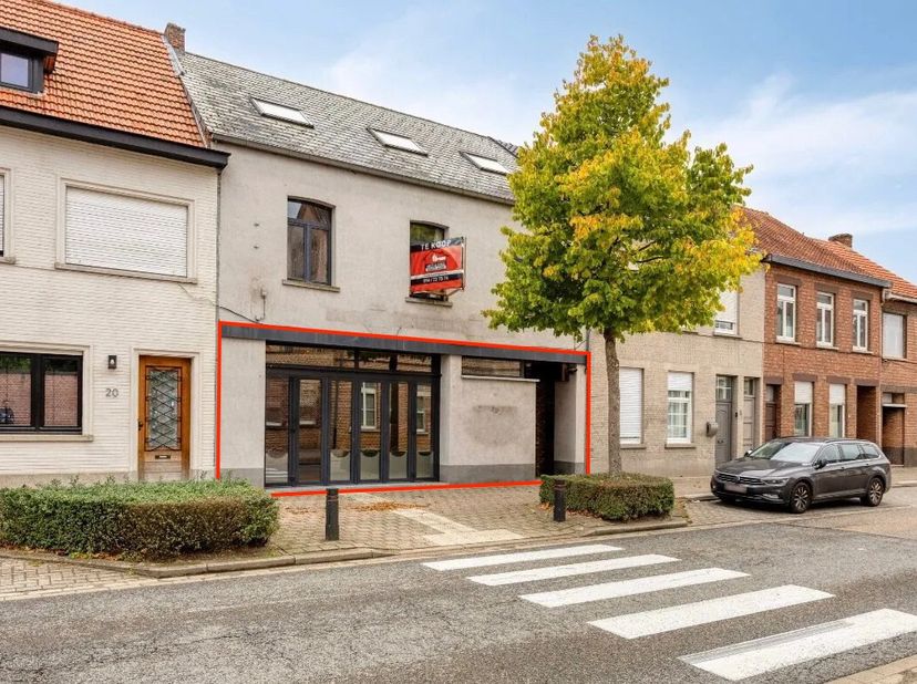 Deze veelzijdige handelsruimte/kantoorruimte is ideaal gelegen in het hart van Balen-Olmen. Alle voorzieningen zoals winkels, scholen, horeca en openb