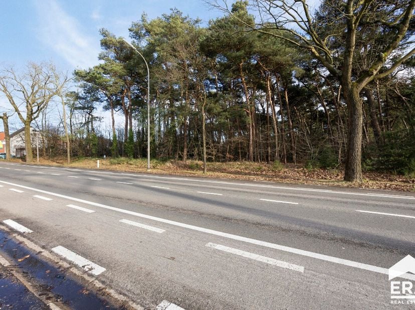 Prachtige bouwgrond (800m²) te koop in Lommel! Bestemd voor open bebouwing. Perceel is 20 meter breed en 40 meter diep. Gelegen op boogscheut van NL-g