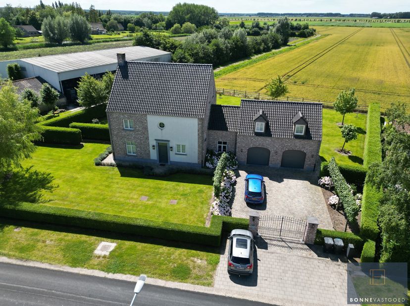 Unieke, ruime villa te koop in Aardenburg, 5 minuutjes over de grens<br />
Op zoek naar een exclusieve villa die luxe, ruimte én rust combineert? Dan