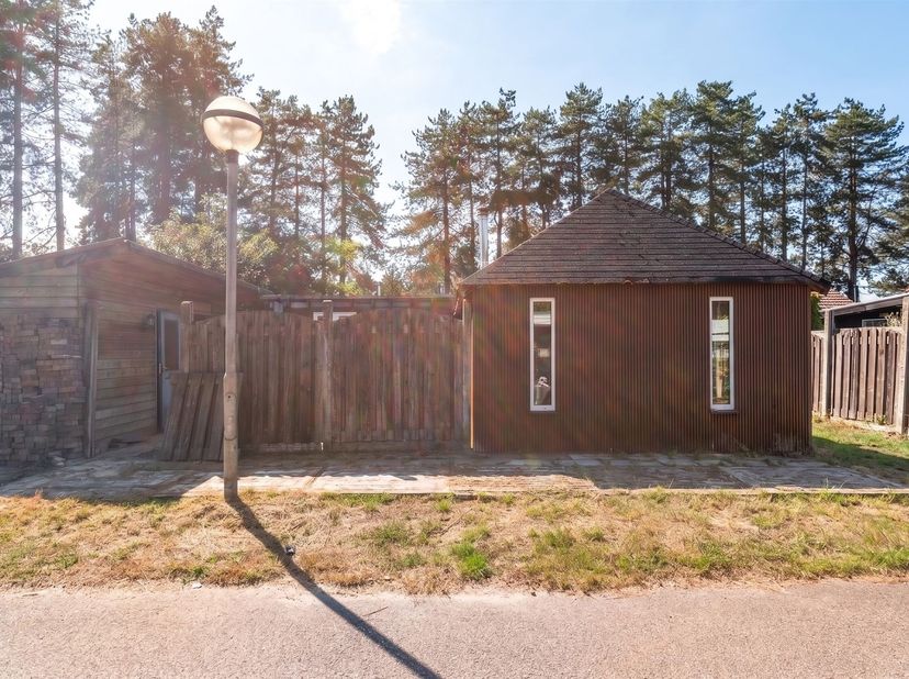Bungalow in opbouw met 1 slaapkamer met potentieel<br />
<br />
Ligging:<br />
Deze bungalow is gelegen in het recreatiedomein Tulderbos. Het domei