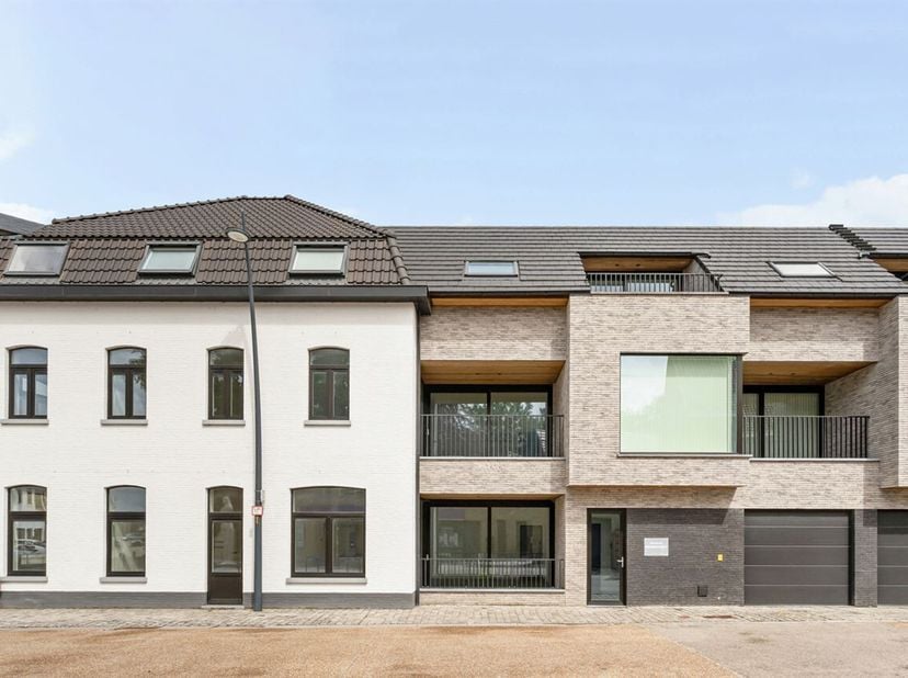 In residentie De Rembrandt vindt u dit ruim en lichtrijk appartement op de eerste verdieping, waar kwalitatieve materialen en hedendaags wooncomfort p
