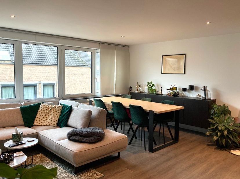 Voor oprechte interesse mail ons aub via info@immonovas.be. Het appartement werd volledig gerenoveerd.&amp;nbsp;Het beschikt over een heel mooie leefkamer