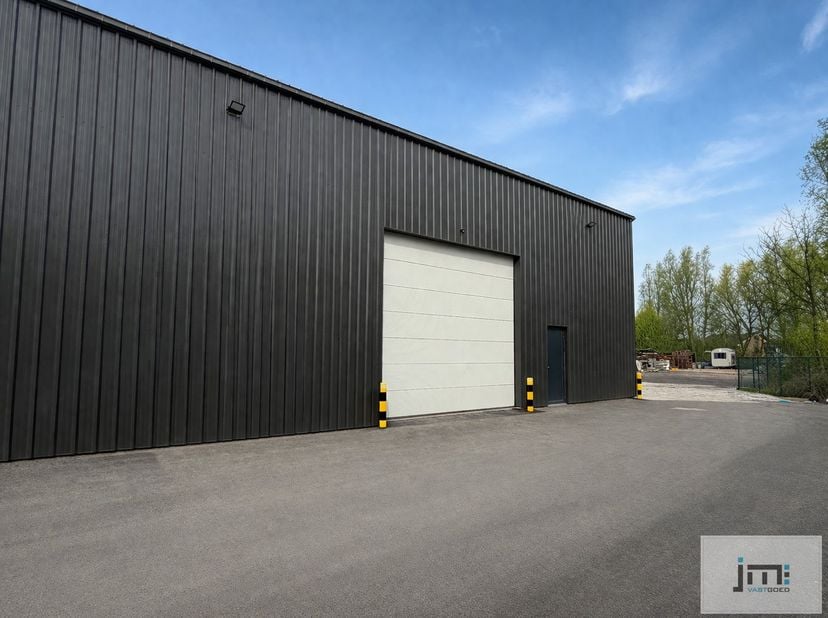 Deze centraal gelegen opslagplaats vinden we terug op het industrieterrein te Wellen.<br />
<br />
Afmetingen hal: +-230 m2&amp;nbsp;(uitbreiding to +- 35