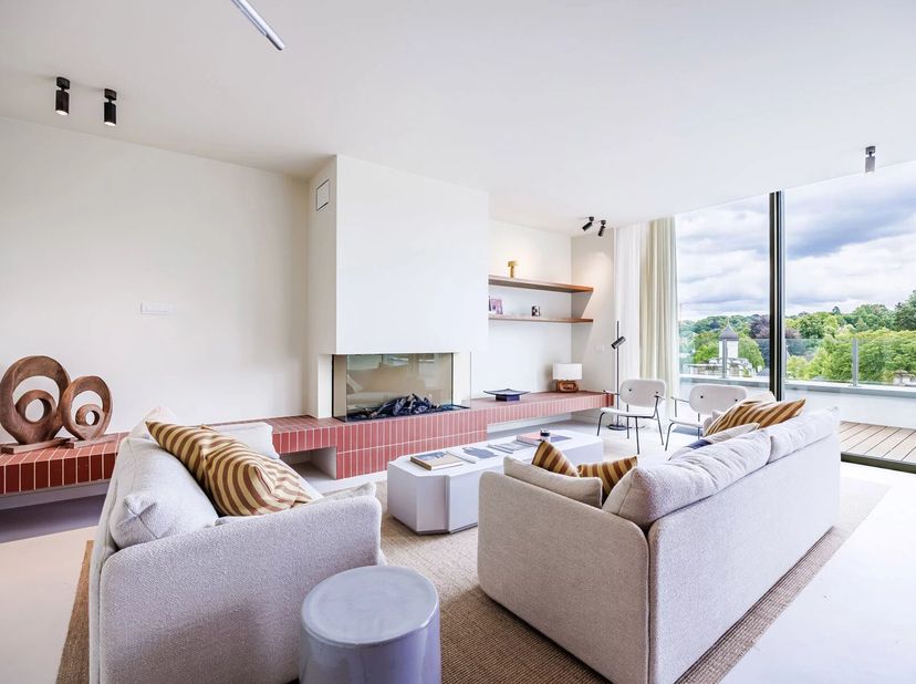 Victoire Junot stelt u een ruim penthouse met drie slaapkamers voor, verlengd door een prachtig en gunstig georiënteerd terras (Zuid/Zuid-West), met u