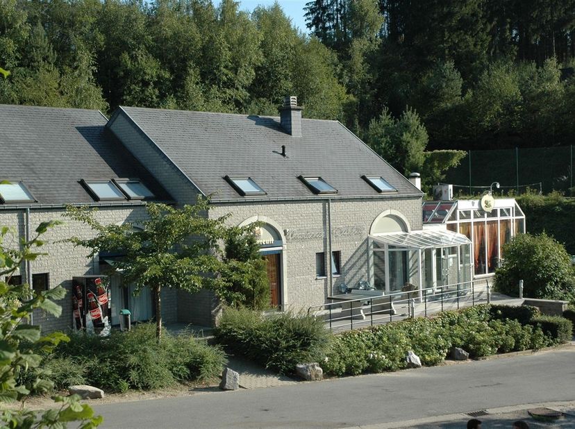 MCA Immobilier biedt u dit vastgoedensemble aan, bestaande uit een ruime vakantiewoning, een receptieruimte (die kan worden ingericht als woning of ha