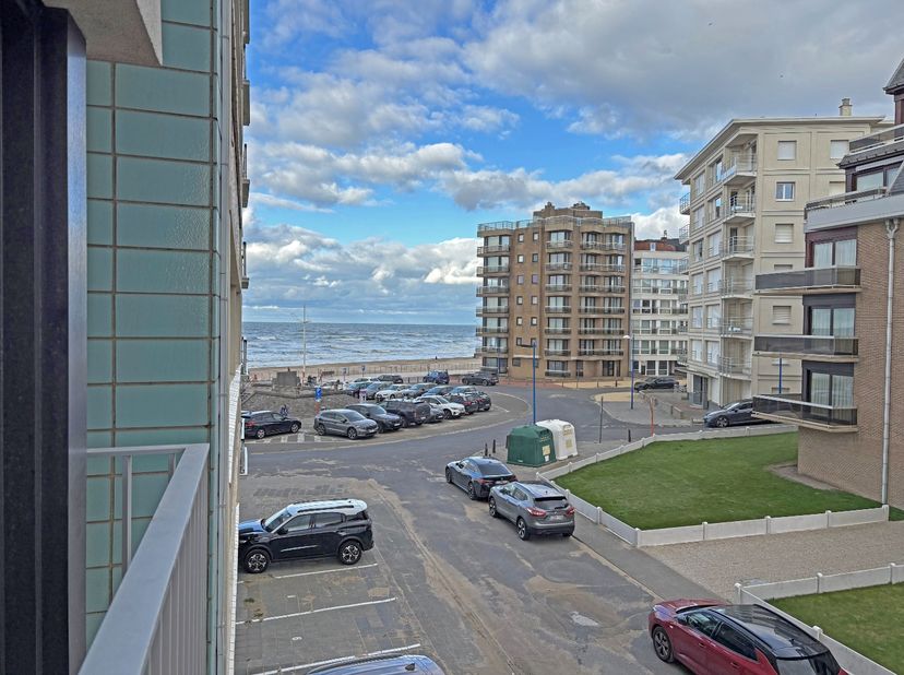 Découvrez ce superbe appartement entièrement rénové, situé à deux pas de la mer. Ce bien allie confort moderne et style contemporain.<br />
L’appartem