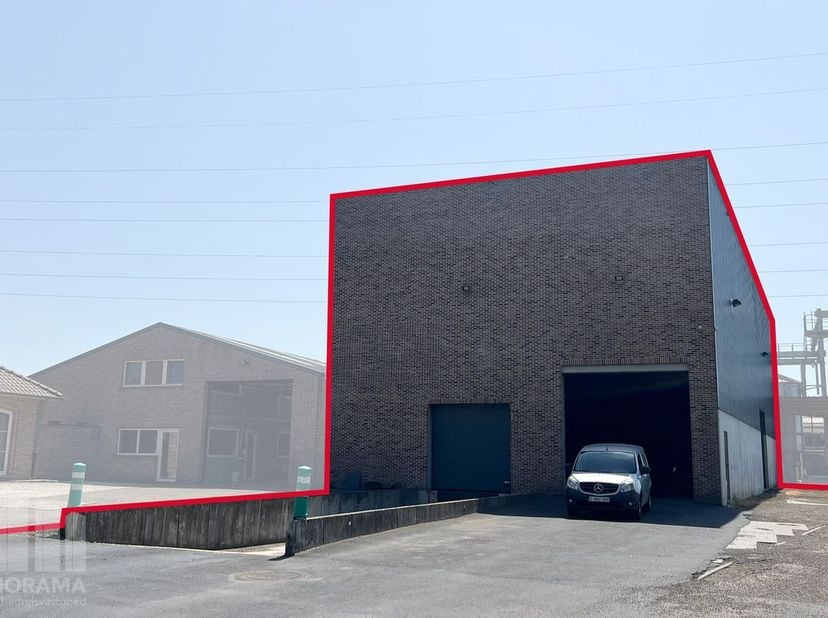 Opslagruimte met een totale oppervlakte van 500 m² te huur. Dankzij de strategische ligging geniet deze site van een uitstekende bereikbaarheid, met e