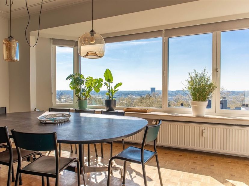Property One, uw vastgoedpartner in Ukkel, stelt u dit prachtige penthouse voor, ideaal gelegen achter het gemeentehuis (Place Vander Elst), in een gr