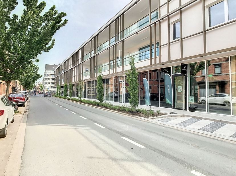 Handelspand vanaf ca. 95m² in de eyecatcher 'Roulevard' te Roeselare.<br />
Centrale ligging in het centrum van Roeselare, naast het Stationsplein. <b