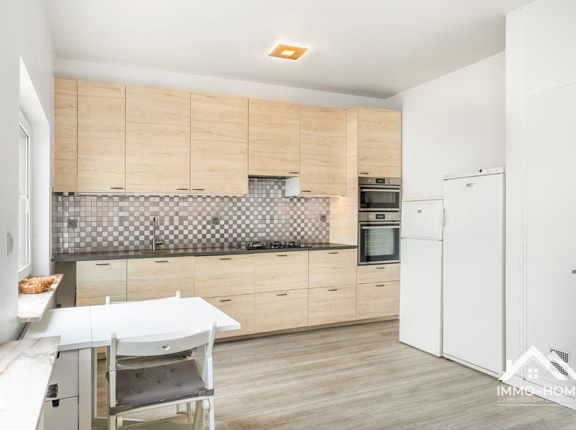 Dit mooie lichtrijke appartement is gelegen op de derde (bovenste) verdieping van het complex, en is te bereiken via zowel lift als trap. Je komt zo i