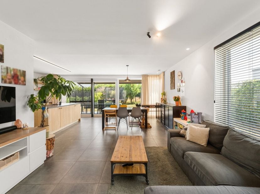 Maison semi-ouverte moderne située dans un quartier résidentiel à Zulte. Construite en 2020, cette habitation récente offre un excellent confort de vi