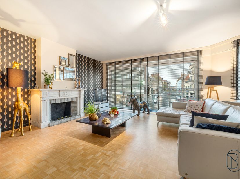Instapklaar ruim appartement met 4 slaapkamers en uitzonderlijk terras van 63 m² pal in het centrum van Ronse, in de winkelstraat en op wandelafstand