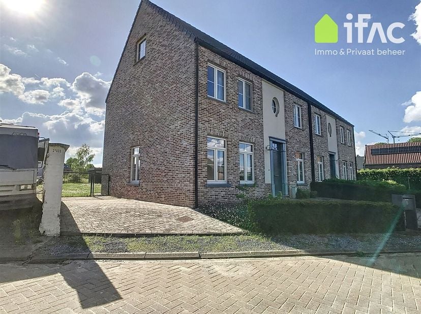 Prachtig afgewerkte energiezuinige villawoonst met ruime tuin, uiterst rustig gelegen in doodlopende straat op wandelafstand van het centrum van Duisb