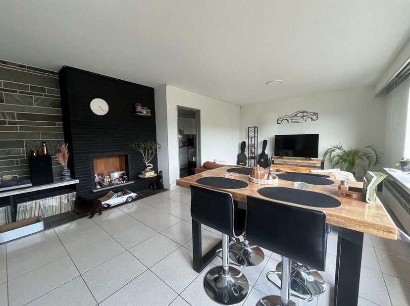 Spacieux appartement de 3 chambres à coucher, prêt à l'emploi, avec garage, stockage en sous-sol et abris pour voitures<br />
Situation : Situé au cal