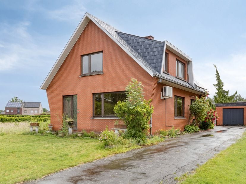 TE RENOVEREN WONING (OB) MET 3 SLAAPKAMERS, ZONNEPANELEN EN VRIJSTAANDE GARAGE OP ZUIDOOST GERICHT PERCEEL VAN 8A45CA TE SPALBEEK (HASSELT) ! <br />
W