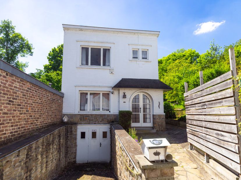 Jolie maison à rénover (+/- 119m² d'après PEB) 3 chambres avec jardin, dépendances et garage implantée à l'orée d'un bois dans une rue calme de Vivegn