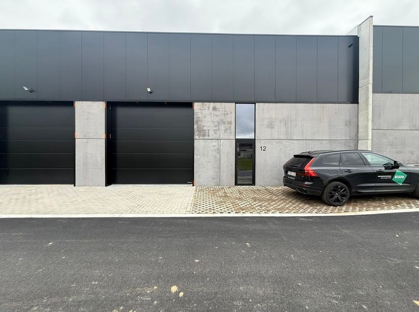 Nieuwbouw magazijn te koop vanaf 186m² tot 323m² in bedrijvenpark te Herzele. <br />
Deze KMO-unit is strategisch gelegen langs de Hoogstraat in Herze