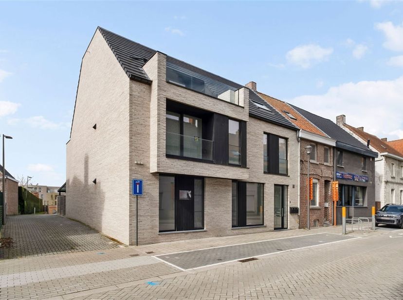Spacieux rez-de-chaussée prêt à l'emploi au cœur de Vichte<br />
Au centre de Vichte, vous trouverez cet appartement récent et particulièrement spaci