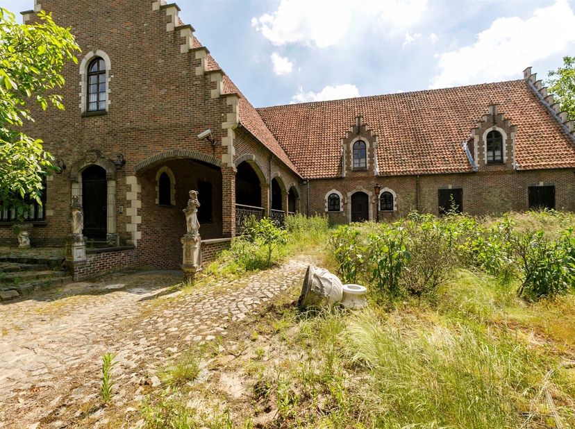 Te renoveren landhuis met bijgebouwen op circa 2,9ha.<br />
<br />
Ligging: Rustig gelegen in een bosrijke omgeving aan de noordelijke rand van Poed