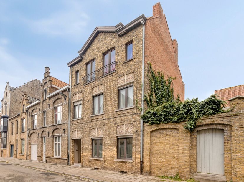 Uniek gelegen opbrengsteigendom op toplocatie, vlak bij de markt van Veurne en op wandelafstand van winkels en voorzieningen. Deze karaktervolle heren