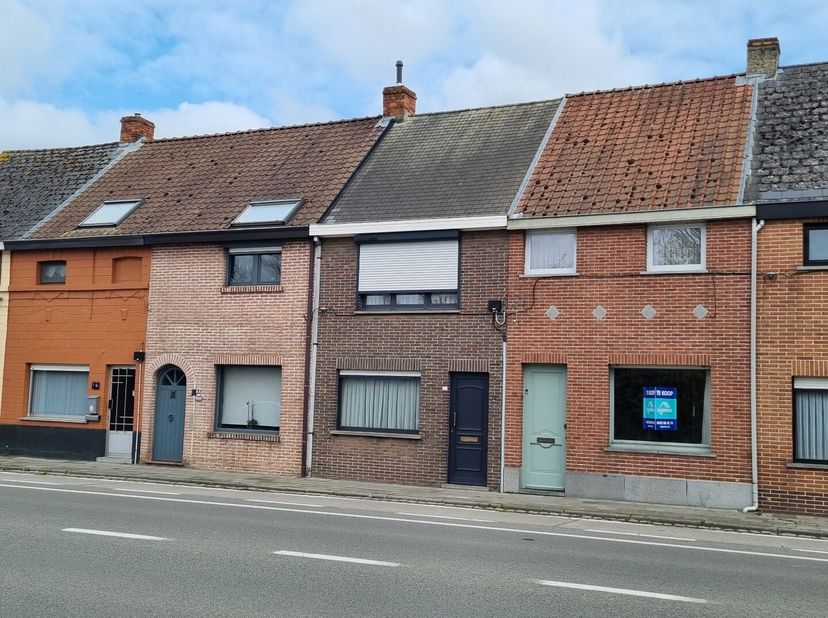 Deze woning met garage biedt veel potentieel en is te renoveren naar eigen smaak. Indeling gelijkvloers: ruime leefruimte met aansluitend keuken, badk