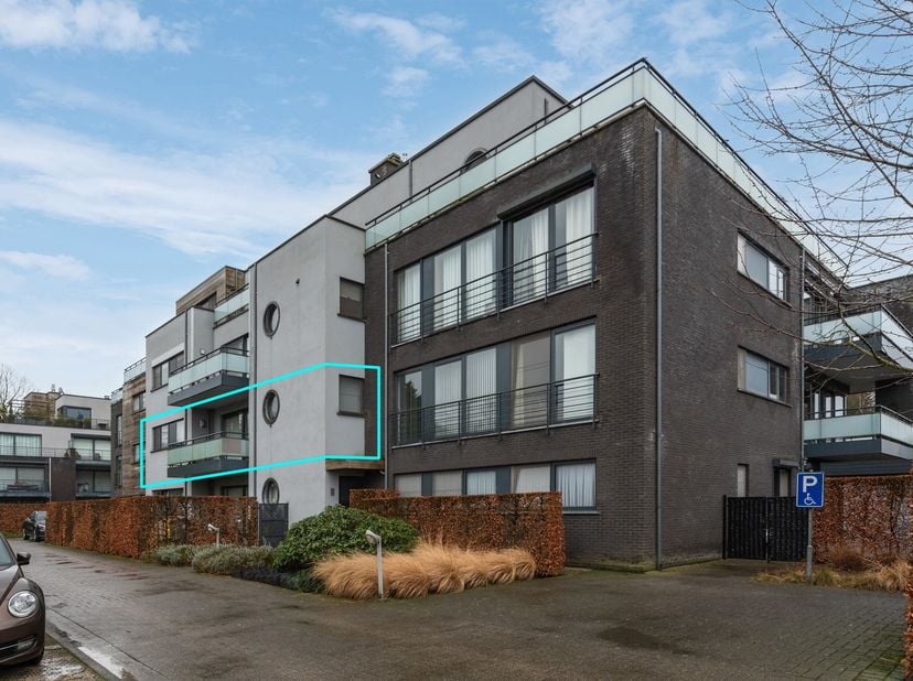 Ontdek dit uitzonderlijk ruime en goed gelegen appartement in het hart van Hoogstraten. Met een royale woonruimte van maar liefst 80 m², en 2 zonnige