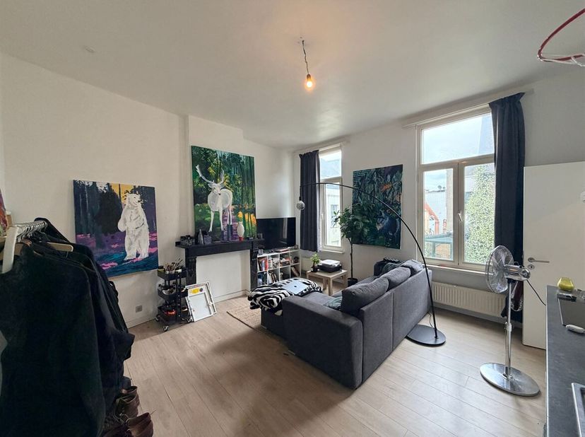 Situation : Idéalement situé dans un quartier animé ! Avec des commerces, des restaurants, des axes routiers et les transports en commun à proximité i