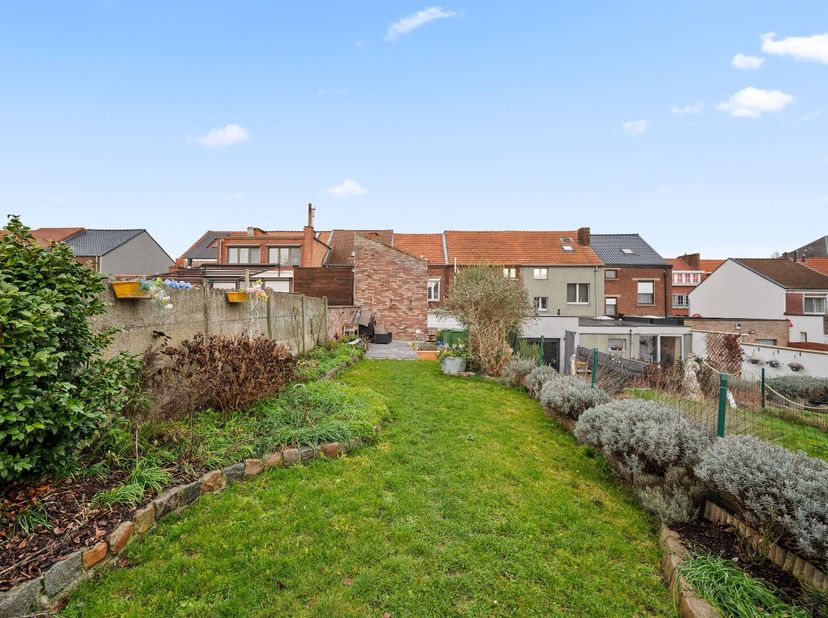 Deze rijwoning in Tienen is een ideale gezinswoning. Met een ruime tuin op het zuiden en een gezellig terras, is er voldoende ruimte om van het buiten