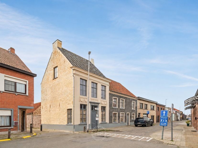 Achter deze volledig gerenoveerde authentieke gevels schuilt een voormalige notariswoning die in het verleden werd samengevoegd uit twee karaktervolle