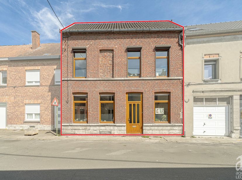 L’Agence Leclercq vous présente une maison 4 chambres au charme certain, offrant de beaux volumes et un agréable espace extérieur. Sa toiture récemmen