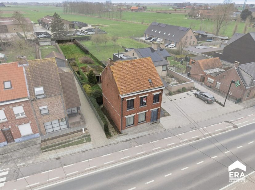 [[ CE BIEN PARTICIPE À LA JOURNÉE MAISONS OUVERTES ERA LE 13/6 DE 9:30 À 10:30 ]] À vendre: maison 4 façades pleine de caractère à Ypres, située sur l