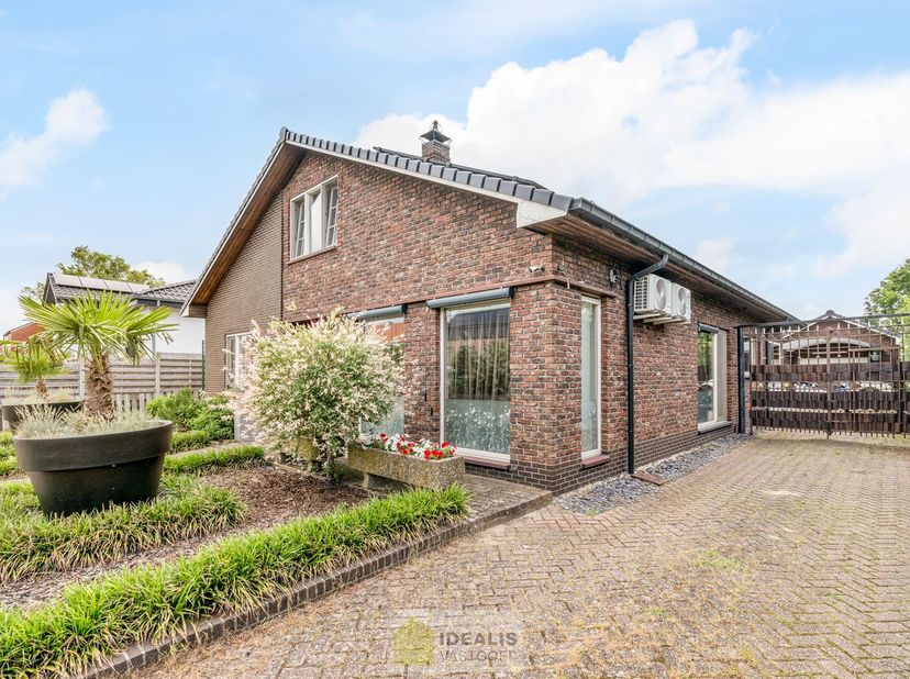 IDEALIS VASTGOED – RUIME, GERENOVEERDE EN INSTAPKLARE WONING MET 3 GELIJKVLOERSE SLAAPKAMERS, LICHTRIJKE LEEFRUIMTE MET OPEN KEUKEN ÉN AFGEWERKTE 2e V