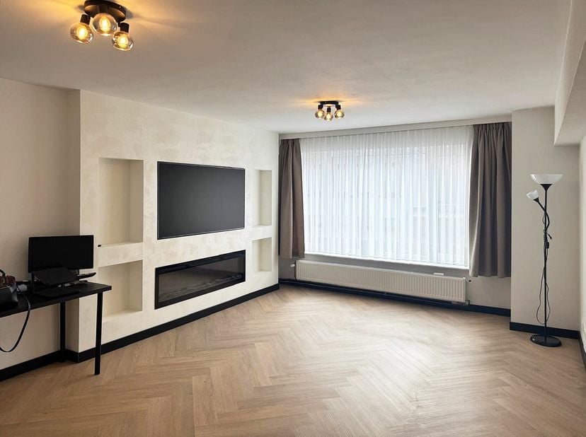 Op zoek naar een instapklaar appartement op een centrale ligging? Dit volledig vernieuwde appartement (2024/2025) combineert een moderne afwerking met