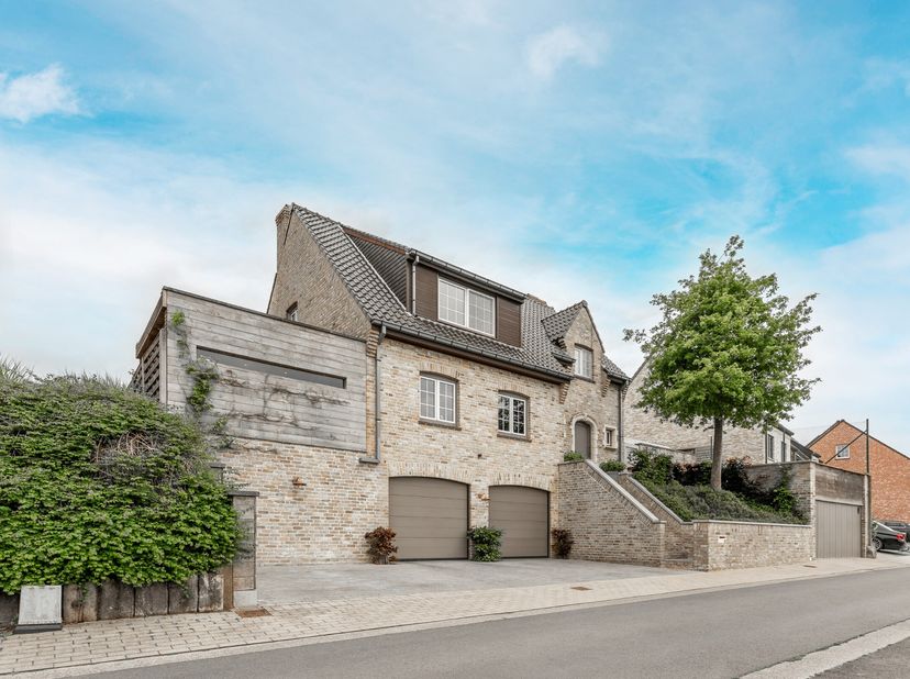 Deze ruime en instapklare villa in een rustige straat biedt comfort, licht en een onderhoudsvriendelijke tuin met zicht op de oude Leiearm. Ideaal voo