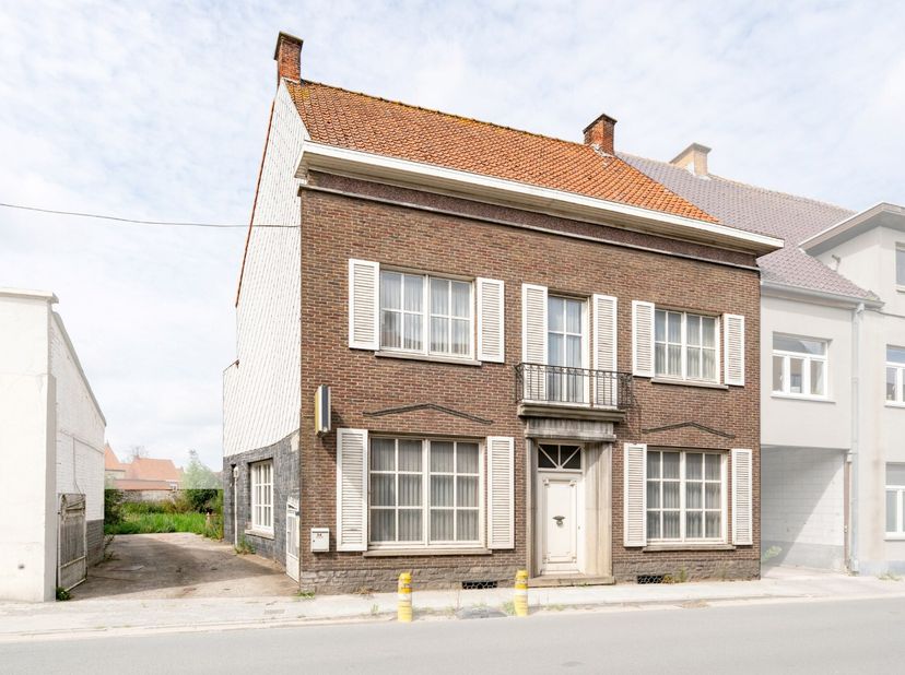Deze centrumwoning met stijlvolle façade ligt op twee minuten wandelen van de markt van Wakken.<br />
Achter de woning wordt een nieuwe verkaveling op