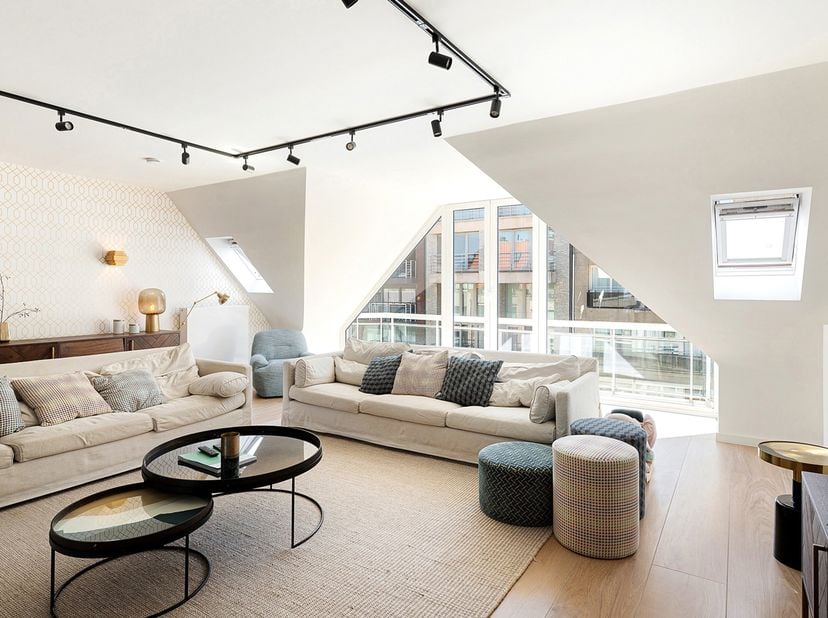 Dit verzorgde en volledig gemeubelde appartement combineert comfort, ruimte en een uitstekende ligging. Dankzij de uitstekende ligging bevindt u zich