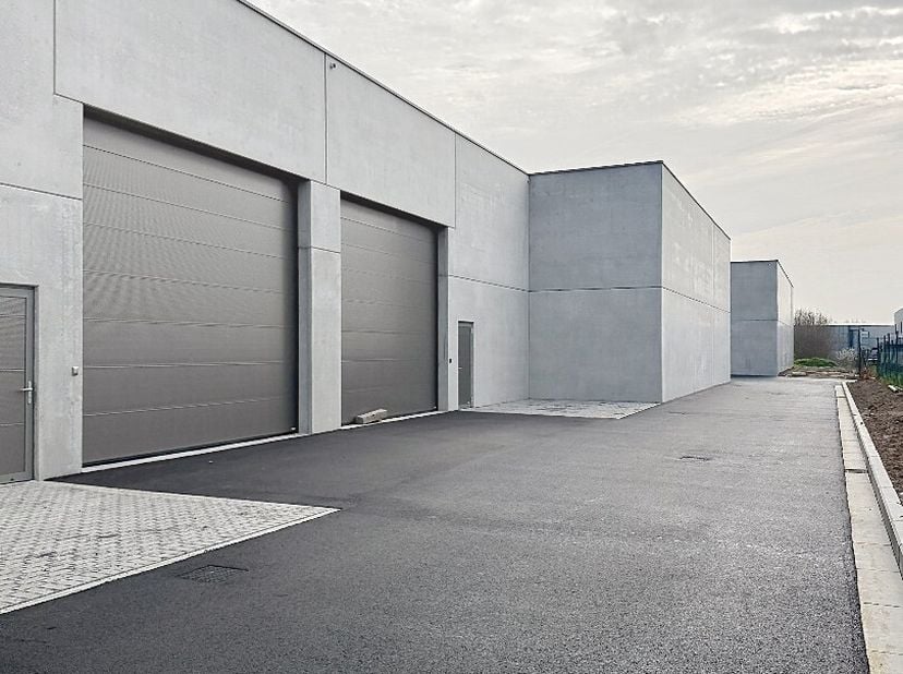 Nieuwe geïsoleerde KMO-unit te Aartrijke met een oppervlakte van 256 m² en 1 private parkeerplaats.<br />
Deze loods met brandklasse C heeft een opper