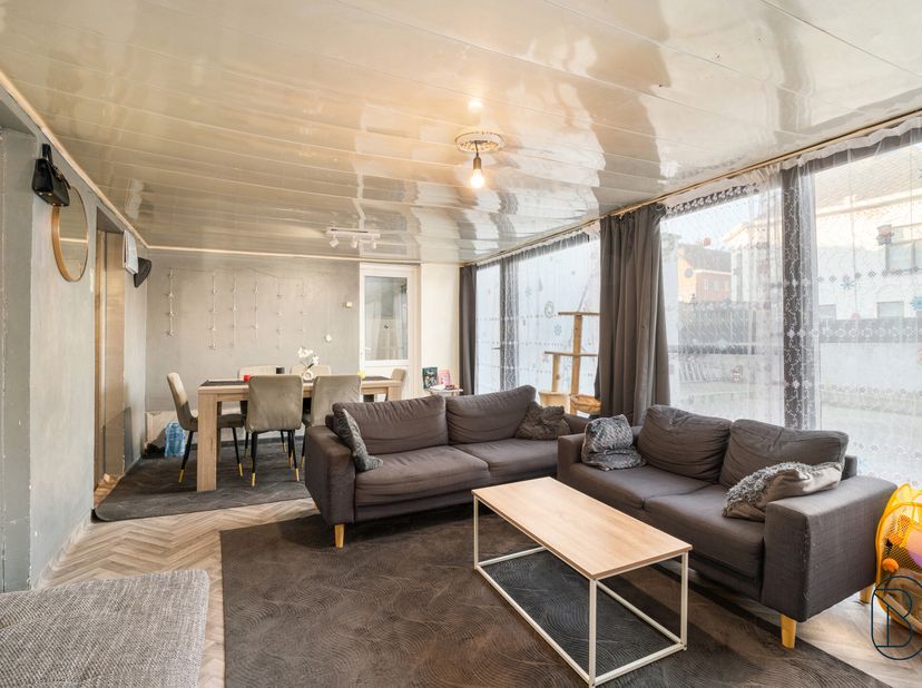 Instapklare en verrassend ruime woning met 5 slaapkamers, zeer grote garage en stadstuin, goed gelegen langs een invalsweg! Deze perfect onderhouden w