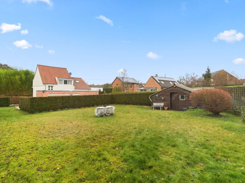 Deze woning is zeer goed gelegen in Blanden en werd al recent opgefrist. Alle lokale benodigheden in de omgeving aanwezig (school, restaurant, winkel,